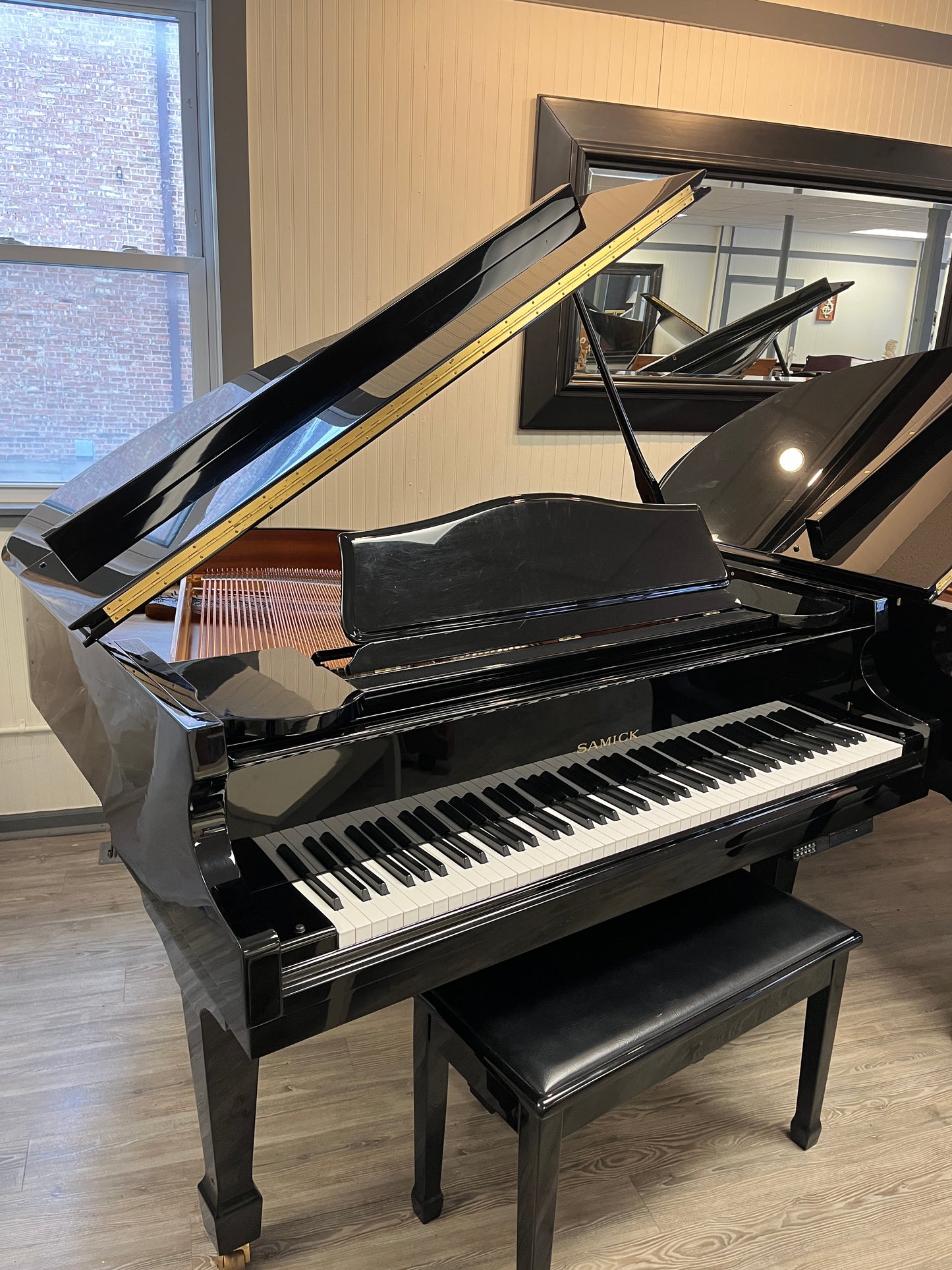 Samick Model SIG-50 5'0” Baby Grand With PianoCD Player (Polished Ebony)